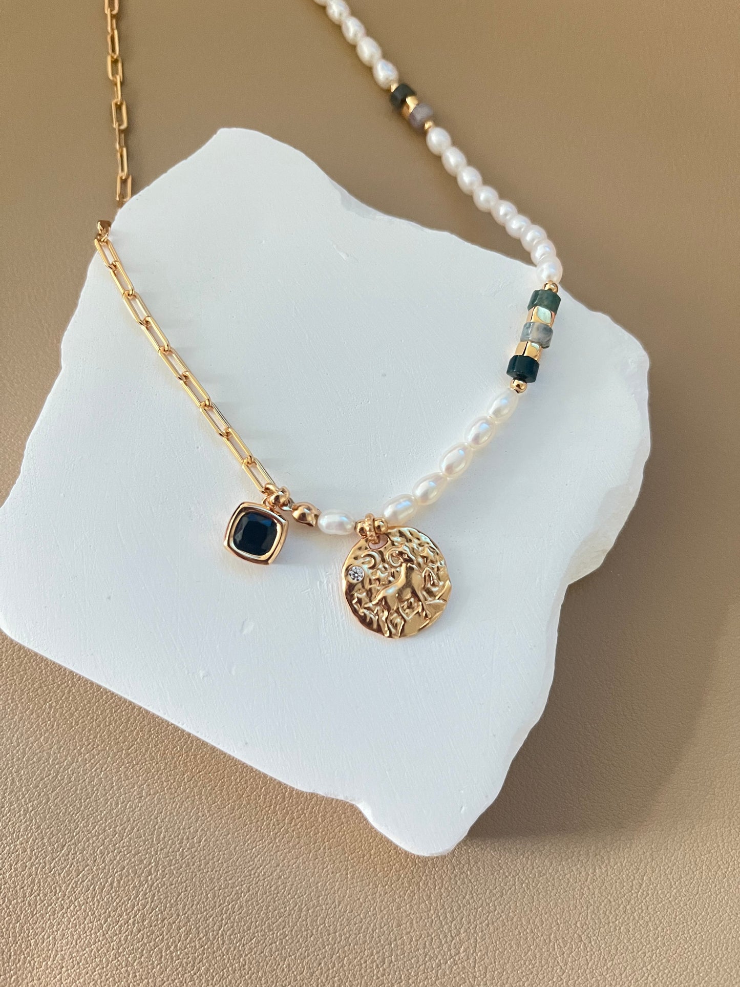 Collier en agate noire avec demi-perle S925
