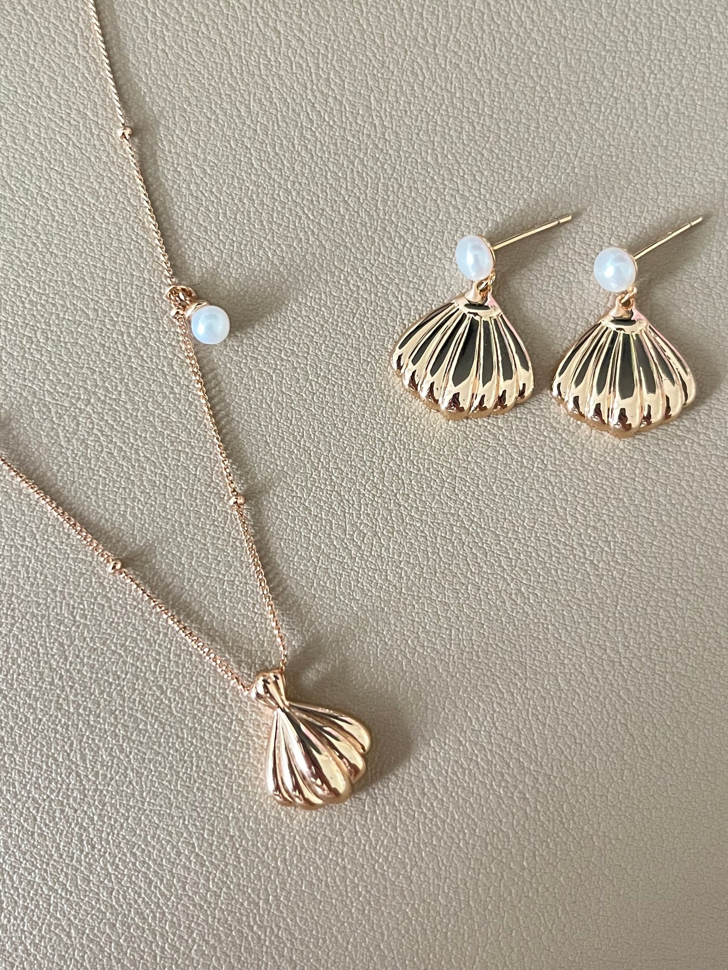 Pendant of shell and pearl earrings
