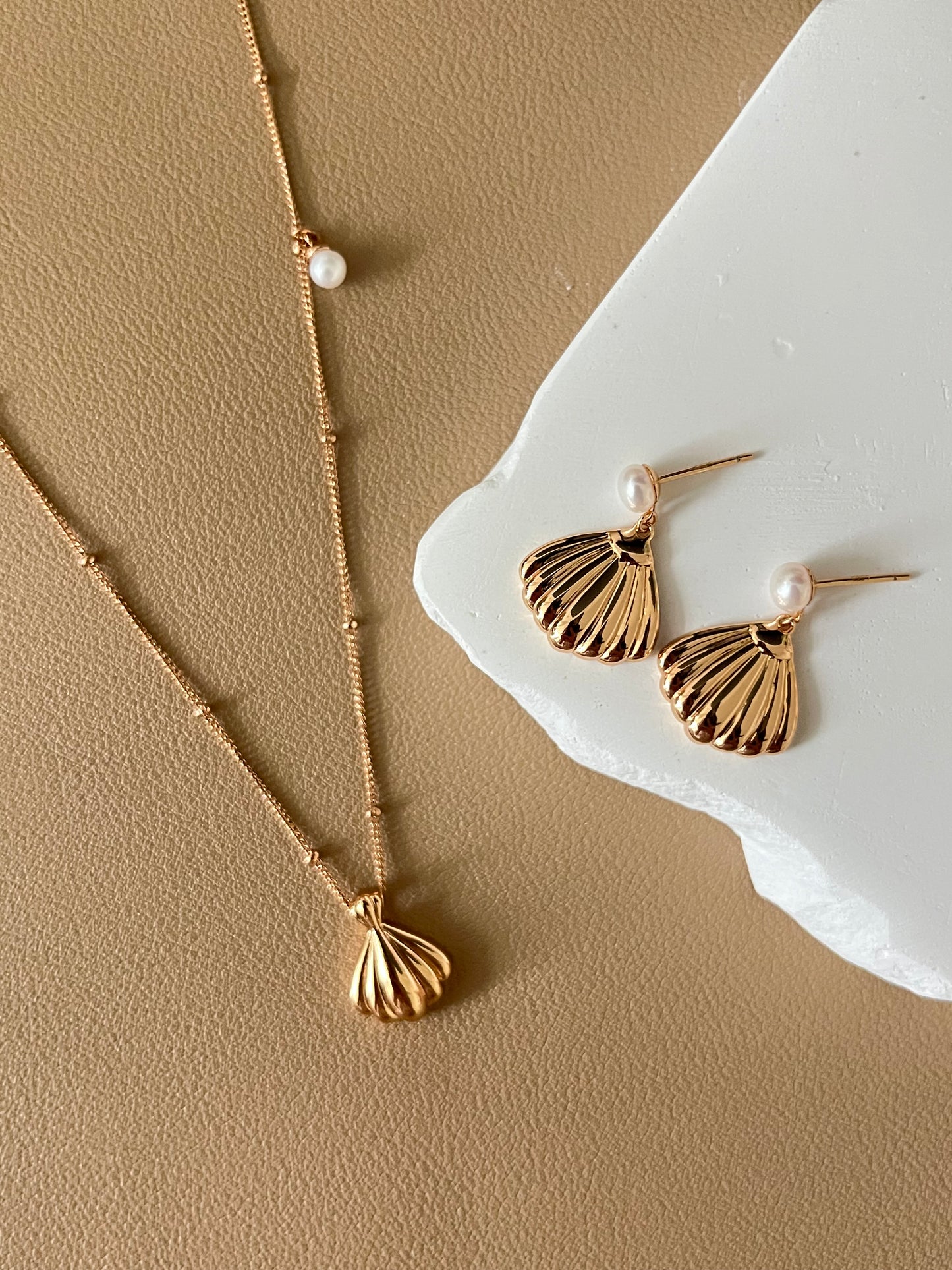 Pendant of shell and pearl earrings