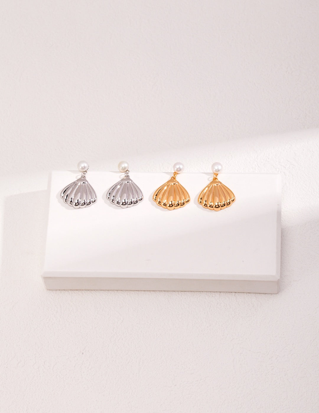 Pendant of shell and pearl earrings