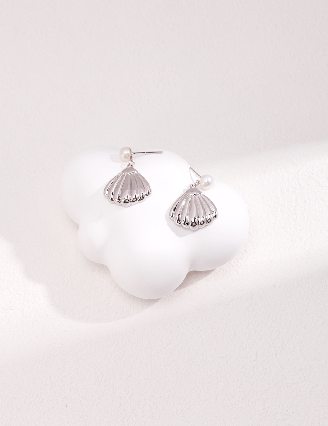 Pendant of shell and pearl earrings