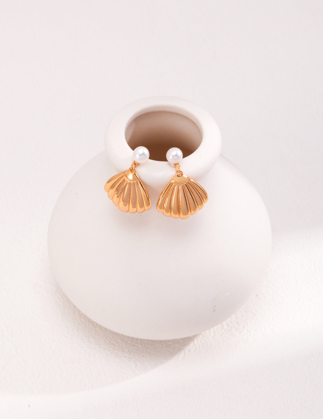 Pendant of shell and pearl earrings