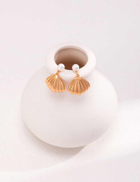 Pendant of shell and pearl earrings